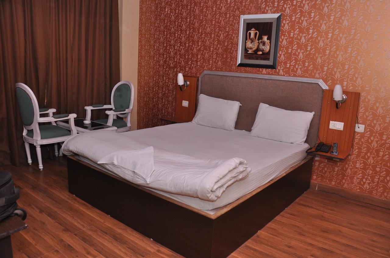 Hotel Samrat Kaushambi Ghaziabad Eksteriør bilde