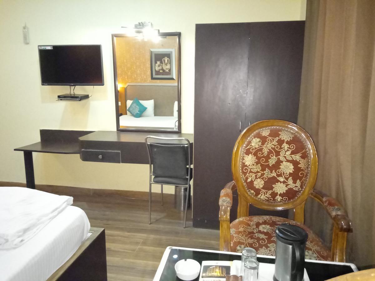 Hotel Samrat Kaushambi Ghaziabad Eksteriør bilde