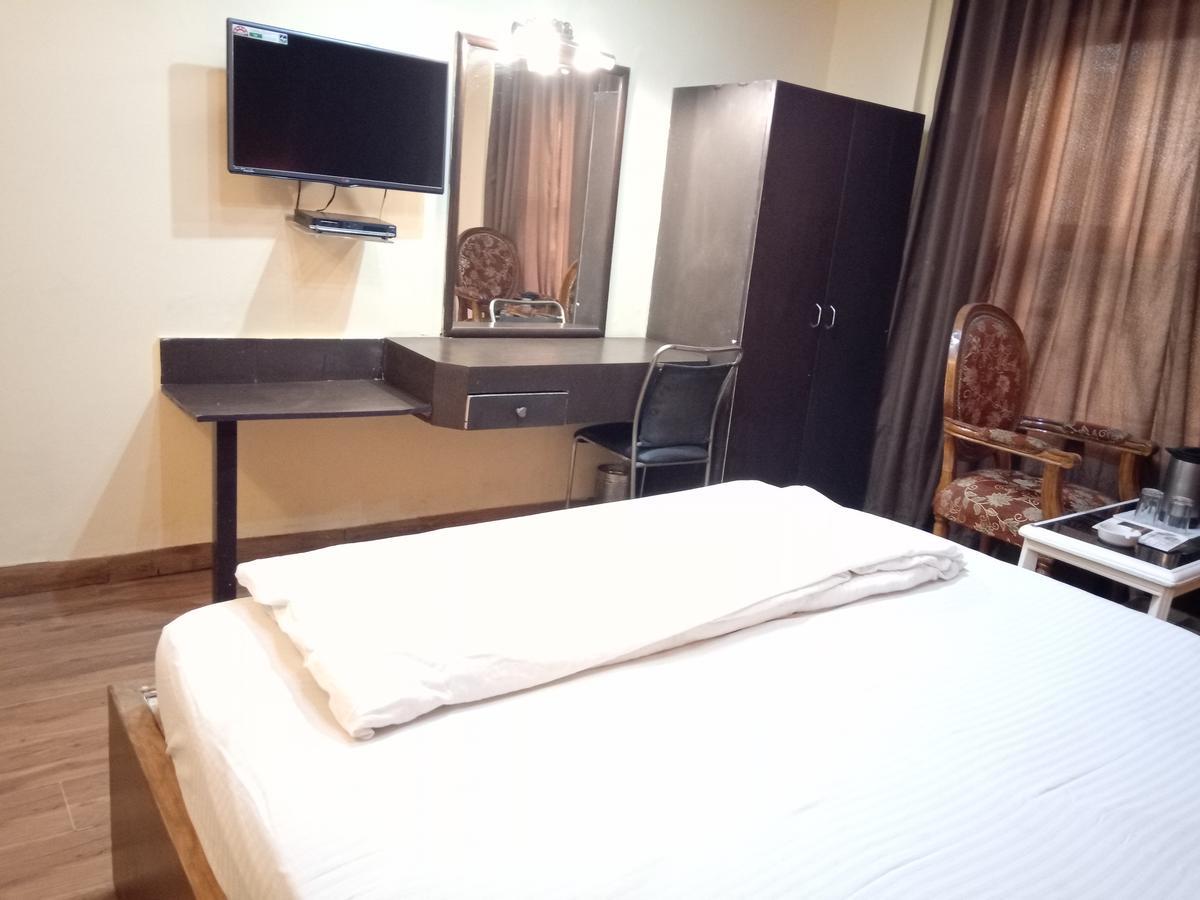 Hotel Samrat Kaushambi Ghaziabad Eksteriør bilde